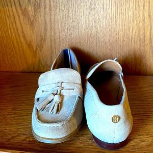 Tommy Hilfiger beige loafers excellent condition